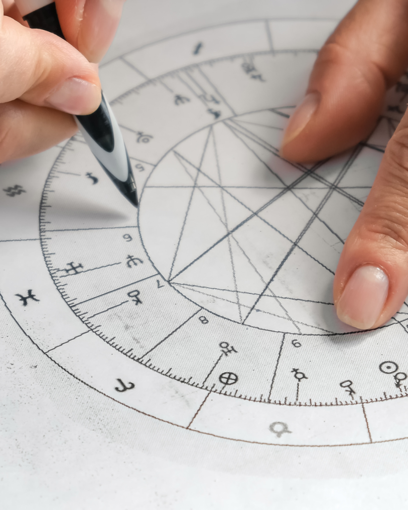 Une astrologue à Mâcon qui travaille sur une lecture de thème natal avec un crayon