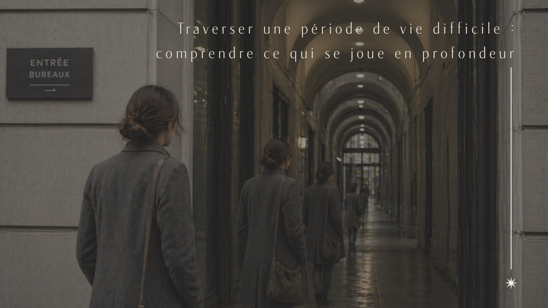 Femme marchant dans un passage couvert où sa silhouette se répète, illustrant une période de vie difficile et des schémas qui reviennent